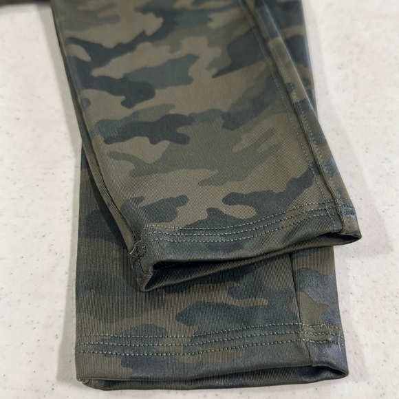 SPANX Camo Faux Leather Leggings Compression Small Black & Green Women’s - Picture 7 of 9